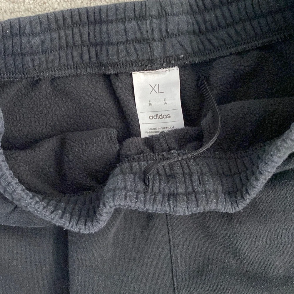 Kids Boys XL Adidas Black Fleece Joggers with Elastic Cuffs and Relaxed Fit